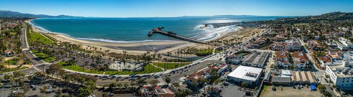 santa barbara aéreo panorama. cênico tiro do cais e de praia foto