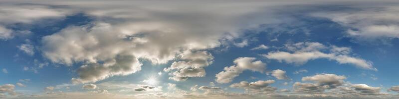 azul céu 360 hdri panorama com crepúsculo nuvens antes pôr do sol dentro equirretangular formato com zênite para usar dentro 3d gráficos Como cúpula substituição ou editar zangão tiro foto