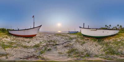 360 hdri panorama perto velho pescaria barcos dentro a areia em a oceano dentro equirretangular esférico desatado projeção foto