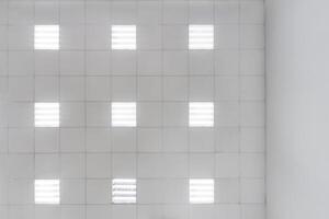 cassete esticado ou suspenso teto com quadrado halogênio pontos lâmpadas e drywall construção dentro esvaziar quarto dentro casa ou escritório. olhando acima Visão foto