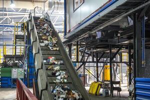 transportador transportador em movimento na moderna usina de processamento de reciclagem de resíduos. separar e classificar a coleta de lixo. reciclagem e armazenamento de resíduos para posterior eliminação. foto