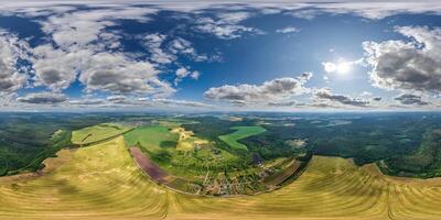 aéreo hdri 360 panorama Visão sobre provincial Vila a partir de ótimo altura dentro equirretangular desatado esférico projeção. pode usar gostar céu substituição para zangão 360 panorama foto