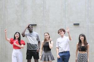 grupo do jovem multiétnico amigo tendo Diversão e rindo ao ar livre em lindo verão dia foto