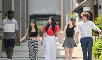 grupo do jovem multiétnico amigo tendo Diversão e rindo ao ar livre em lindo verão dia foto