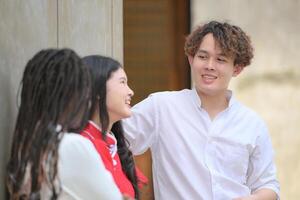 grupo do jovem multiétnico amigo tendo Diversão e rindo ao ar livre em lindo verão dia foto