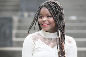 uma jovem mulher com dele Penteado e a atmosfera do vivo dentro a comunidade. foto