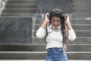 uma jovem mulher com dele Penteado e a atmosfera do vivo dentro a comunidade. foto