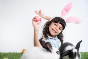 Páscoa Coelho Diversão com pequeno crianças a beleza do amizade entre humanos e animais foto