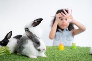 Páscoa Coelho Diversão com pequeno crianças a beleza do amizade entre humanos e animais foto