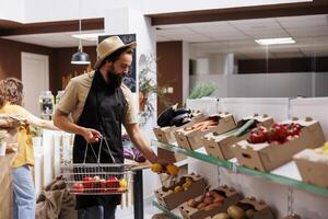 fornecedor o preenchimento acima caixas em zero desperdício supermercado prateleiras com recentemente colhido legumes a partir de dele próprio jardim. lojista reabastecimento local Vizinhança loja com orgânico Comida Itens foto