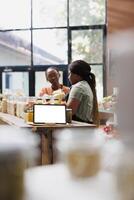 cliente navegando fresco e saudável Comida com orgânico produtos, e plástico livre embalagem enquanto tábua monitores branco tela para digital anúncio. dispositivo em contador tendo isolado cópia de espaço. foto