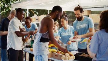 humanitário alívio organização ajuda com distribuição do doações para pessoas dentro precisar às sem teto abrigo. voluntários servir refeições e ajudar a Menos privilegiado às Comida banco. aéreo, portátil. foto