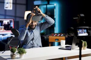 sorridente tecnologia conteúdo O Criador filmando tecnologia Reveja do recentemente liberado vr copos, tentando eles em e apresentando especificações para público. meios de comunicação Estrela mostrando virtual realidade dispositivo para assinantes foto