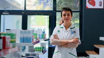 retrato do amigáveis farmacêutico dentro farmacia esperando para clientes para chegar, colocação farmacêutico produtos em prateleiras. sorridente cuidados de saúde especialista dentro farmácia mostrando confiança e perícia foto