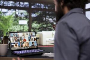 presidente apresentando Novo o negócio expansão planos em Videoconferência, explicando dele Ideias e sugestões para executivo borda membros. homem de negocios arremesso táticas para parceiros em Video chamada. foto