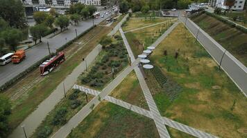 topo Visão do caminhos dentro parque beco. grampo. solar painéis dentro parque beco do cidade. linhas do caminhos dentro parque cidade beco do residencial área foto