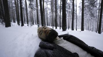 homem mentiras dentro neve dentro inverno floresta. meios de comunicação. cansado homem mentiras dentro monte de neve dentro inverno floresta. depressivo à moda homem mentiras dentro neve dentro inverno floresta foto