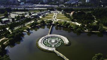 geométrico panorama caminhos e fontes. criativo. topo Visão do ornamental parque com caminhos e fonte. histórico parque com fonte dentro lagoa e luxuoso geométrico beco foto