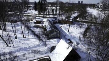 topo Visão do subúrbio com estufas em inverno dia. criativo. suburbano a infraestrutura em fundo do horizonte com moderno cidade. agricultura e chalé assentamento dentro subúrbios em ensolarado inverno dia foto