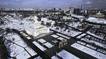 topo Visão do quadrado com histórico construção dentro inverno. criativo. Centro do a soviético cidade com quadrado e histórico prédio. lindo urbano panorama com histórico Centro e quadrado dentro inverno foto