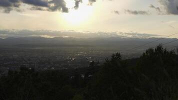 lindo Visão do cidade com cabo carro. grampo. panorama do cidade dentro vale em fundo do montanha horizonte com Sol. nublado clima com Sol é sobre vale com Cidade e cabo carro foto