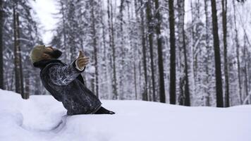 homem implora para ajuda. meios de comunicação. perdido homem ora para Deus para Socorro dentro inverno floresta. homem obteve perdido dentro floresta sozinho e implora para Socorro em inverno dia foto