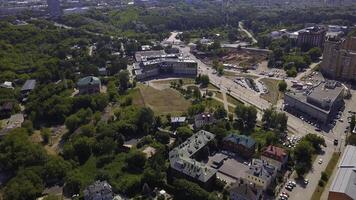 aéreo Visão do uma verão verde cidade, dormindo área. grampo. comum casas e ruas com parque zonas. foto