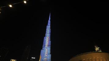 dubai - Unidos árabe emirados. Junho 5, 2023. luz mostrar às burj Khalifa, a Altíssima torre, coberto com arty animado iluminação. Ação. moderno cidade Centro. foto