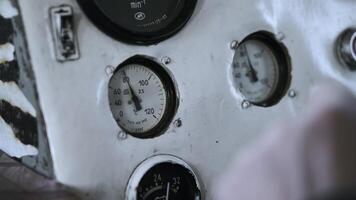 comuta e Manômetros dentro a cabine do a velho enviar. grampo. fechar acima do borrado capitão mão em roda e traço borda. foto