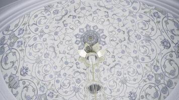 decorativo teto dentro uma Formato do uma cúpula com azul floral padronizar. cena. suspensão pequeno lustre, inferior visualizar. foto