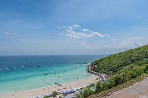 panorama Visão do tawean de praia com lotado do turista em a de praia dentro nublado dia.tawaen de praia é a a Principal de praia em a popular koh Larn ilha. foto