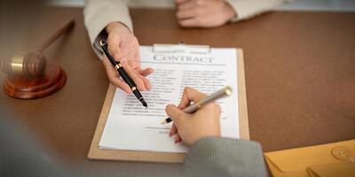 companhia contratado a advogado escritório Como uma legal orientador e esboço, projeto a contrato tão este a cliente poderia sinais a certo contrato. contrato do venda estava em a mesa dentro a advogado escritório foto