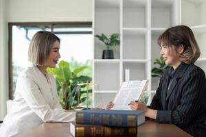 companhia contratado a advogado escritório Como uma legal orientador e esboço, projeto a contrato tão este a cliente poderia sinais a certo contrato. contrato do venda estava em a mesa dentro a advogado escritório foto