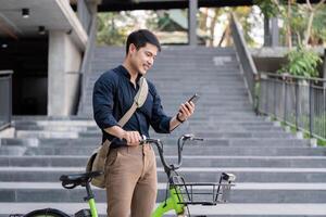 homem de negocios e bicicleta dentro cidade para trabalhos com eco amigáveis transporte. bicicleta e feliz homem de negocios profissional conversando, Falando e Telefone discussão enquanto em dentro urbano rua foto