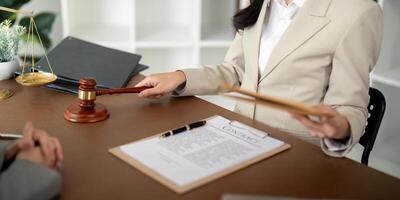 o negócio pessoas e advogado discutindo contrato papéis sentado às a mesa. conceito do lei, conselho, legal Serviços foto