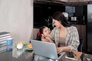 trabalhando mãe trabalhos a partir de casa escritório. empresária e fofa criança usando computador portátil trabalhos trabalhador autonomo local de trabalho dentro lar, estilo de vida família momento foto