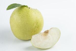uma pera e uma metade comido maçã em uma branco fundo foto