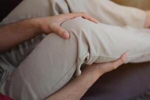 joelho massagem para aliviar dor, osteoartrite, joelho dor, joelho inflamação foto