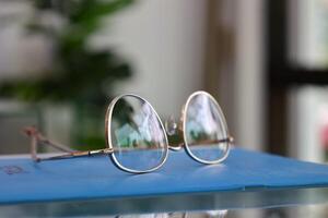 Óculos em mesa, progressivo lentes, Óculos para a idoso, óculos progressivo lente, óculos progressivo lente, fechar-se do óculos em lentes teste, olhando através óculos foto