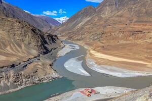 sangam, a confluência do rio zanskar e rio indus dentro leh distrito, ladakh região, Jammu e caxemira, Índia. foto