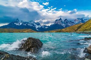 lindo cênico panorama às lago Pehoe e cuernos del paine montanhas dentro a tarde às torres del paine nacional parque dentro Chile foto