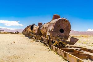 a abandonado oxidado velho trem às uyuni deserto dentro Bolívia foto