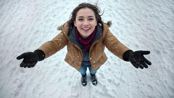 ai gerado neve queda sobre uma lindo mulher olhando acima a céu foto