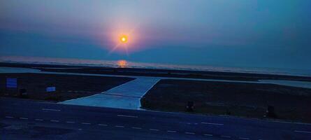 lindo pôr do sol Tempo às cox bazar foto