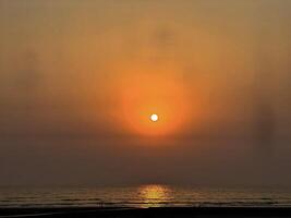 pôr do sol cox bazar mar de praia foto