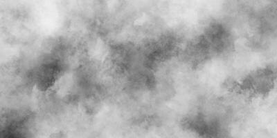 branco nublado céu ou cloudscape ou nevoeiro, Preto e branco gradiente aguarela fundo, concreto arte rude estilizado nublado branco papel textura, grunge nuvens ou smog textura com manchas. foto