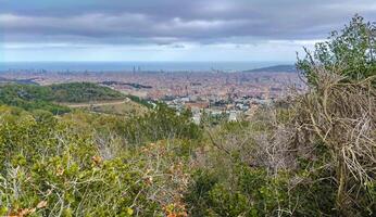 panorâmico Visão do Barcelona cidade a partir de a colina, montjuic lado, chuvoso clima panorama foto