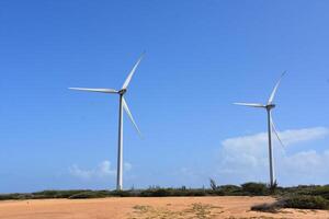 gêmeo moinhos de vento produzindo eletricidade dentro a vento foto