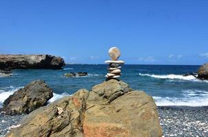 balanceamento pedras dentro natureza com oceano Visualizações foto