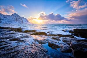 costa do norueguês mar em rochoso costa dentro fiorde em pôr do sol foto